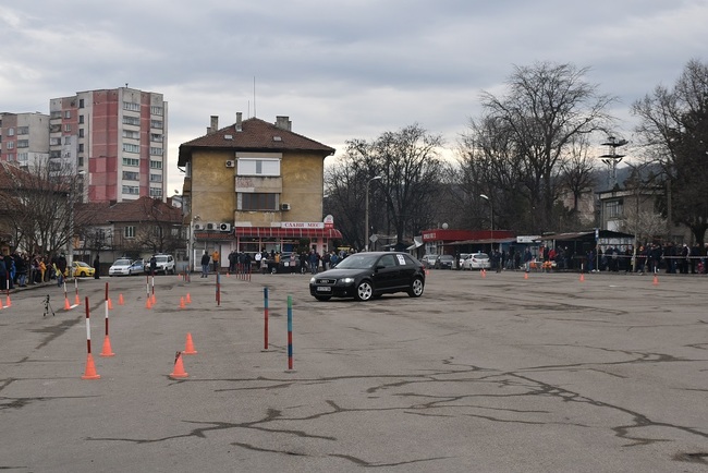 Повече от петнадесет участници ще се включат в автомобилното състезание с приложен характер, посветено на Осми март, в Ловеч