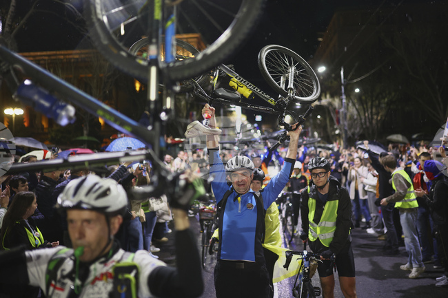 Група протестиращи сръбски студенти тръгна на 1300-километрово пътуване с велосипеди до Страсбург
