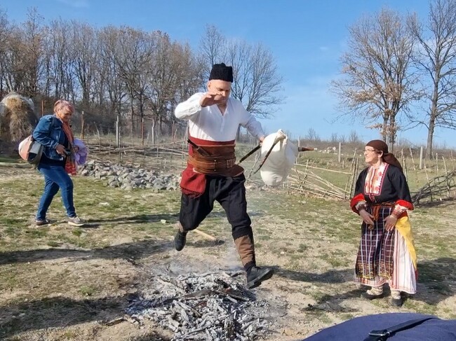 Обичаят Стара Марта бе пресъздаден във фолклорна къща „Гърнатскине конаци“ край Момчилград