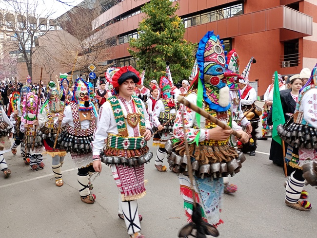 Фестивалът на маскарадните игри превърна Стара Загора в жива кукерска сцена