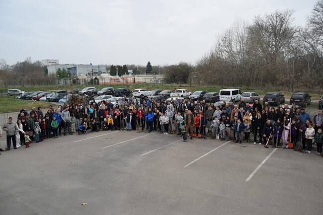 Над 160 доброволци се включиха в акция за засаждане на дървета на стадиона в Козлодуй 