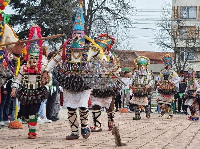 Празник на кукерските игри събра над 300 участници в Стралджа, Ямболско