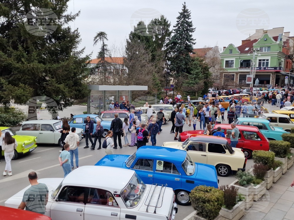 Над 130 колекционерски автомобила и мотоциклети от различни ретро марки видяха посетителите на традиционния Трабант фест във Велико Търново