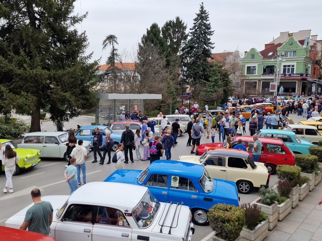 Над 130 колекционерски автомобила и мотоциклети от различни ретро марки видяха посетителите на традиционния Трабант фест във Велико Търново
