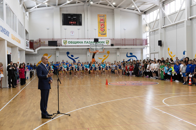 Румен Радев приветства над 220 деца от Пазарджик, които се включиха в инициативата „Спортувай с президента“ 