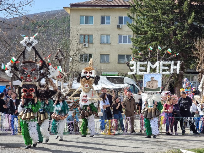 Над 1200 участници дефилират днес в Земен по време на общинския маскараден празник "Магията на Сурва"