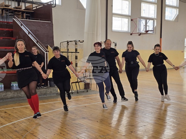 Танцьорите от врачанския клуб „Шевица“ ще представят рядко шопско хоро на благотворителен майсторски клас, воден от доц. Георги Гаров