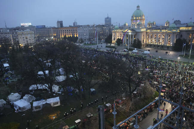 Трима контрапротестиращи в Белград са нападнати с лютив спрей, полицията арестува заподозреният нападател 