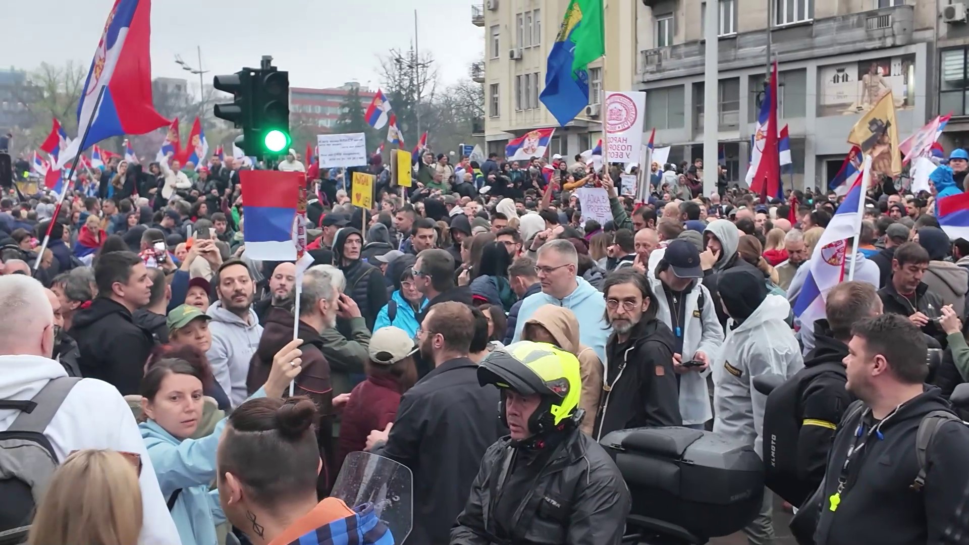 Протестът в Белград започна, един арестуван пред сградата на Президентството