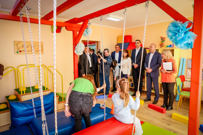 В Пазарджик работим целенасочено за модерни и достъпни условия за образование и развитие на всички деца, каза кметът Петър Куленски