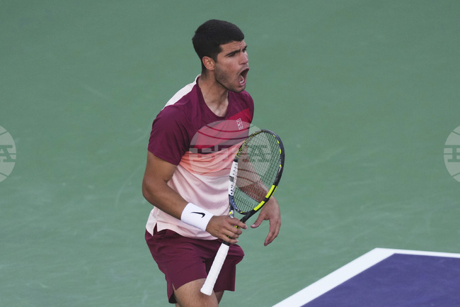 Водачът в основната схема на турнира по тенис в Барселона Карлос Алкарас достигна четвъртфиналите след убедителен успех над Ласло Джере