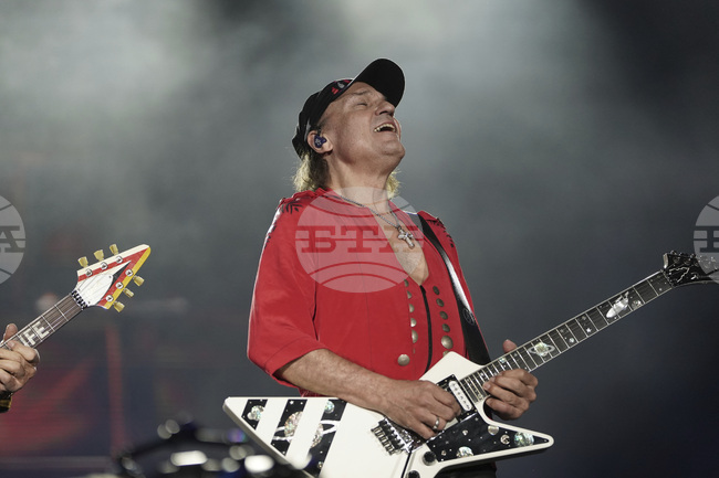 Трябва да правиш това, което правиш най-добре, казва Матиас Ябс, китарист на „Скорпиънс“, който днес навършва 70 години