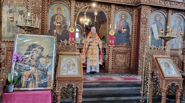 Молитвата трябва да слезе от ума в сърцето, каза отец Красимир в проповедта си пред миряните в църквата „Свети три светители“ в Шумен 