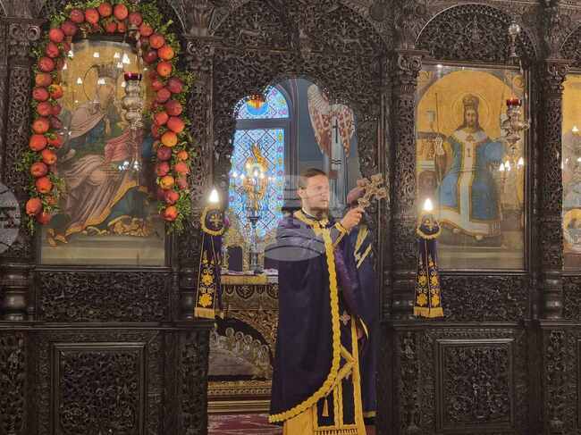 В митрополитската църква в Пловдив архимандрит Максим отслужи света литургия във втората неделя на Великия пост 