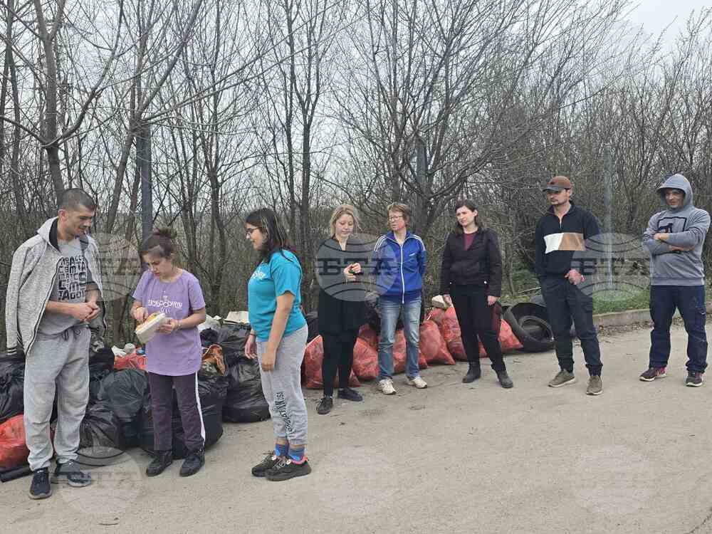 Доброволци и представители на сдружение „ДоброЖънци” проведоха акция за почистване на замърсен участък в Добрич