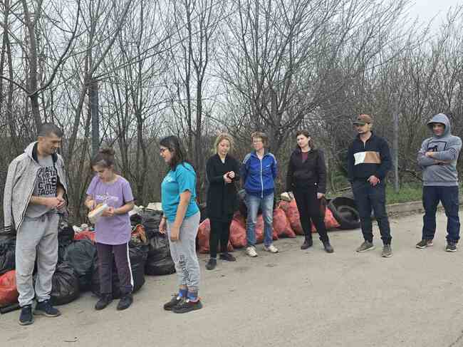 Доброволци и представители на сдружение „ДоброЖънци” проведоха акция за почистване на замърсен участък в Добрич