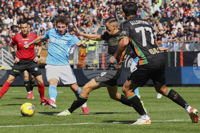 Наполи не успя да се върне временно на върха в класирането в Серия А, след като завърши наравно с Венеция