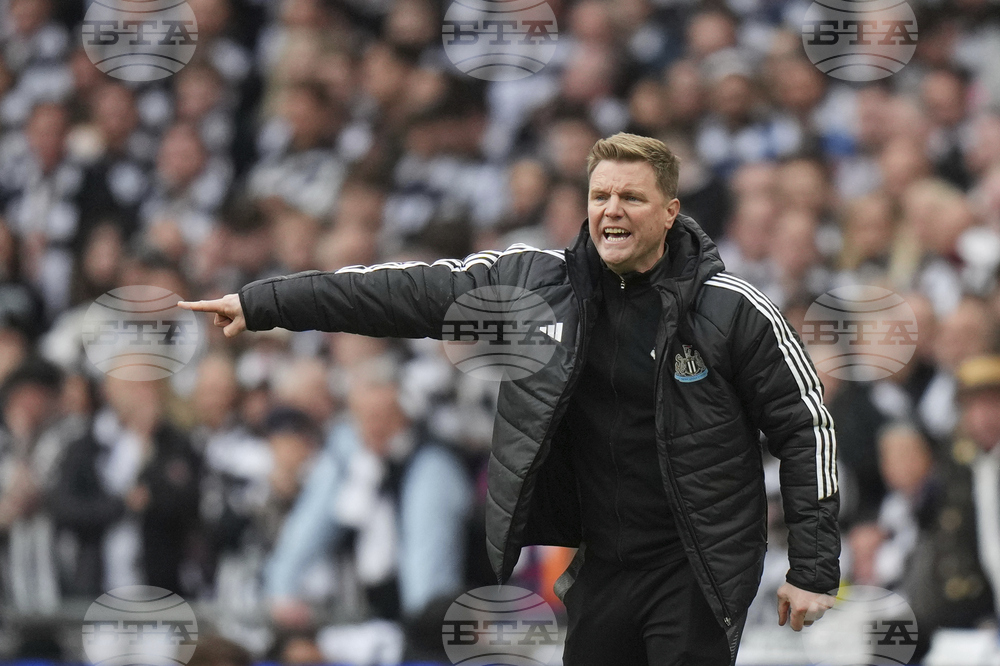 Мениджърът на Нюкасъл Еди Хау се възстановява след пневмония, но все още не се чувства 100 процента физически здрав