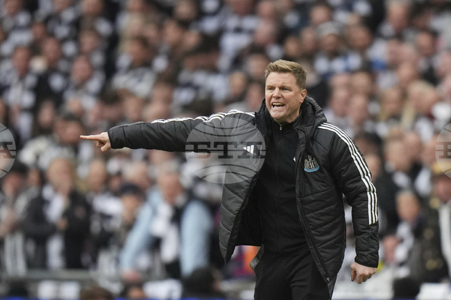 Мениджърът на Нюкасъл Еди Хау се възстановява след пневмония, но все още не се чувства 100 процента физически здрав