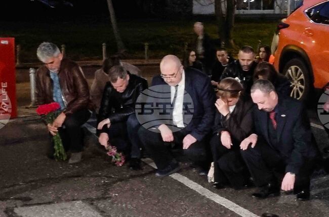 Граждани пред посолството на Република Северна Македония в София почетоха паметта на загиналите в Кочани