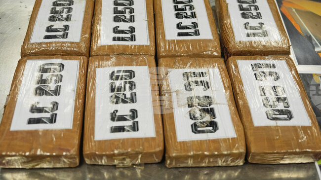 Гръцки кораб е задържан с вероятно седем тона тон кокаин при операция на гръцката полиция с американската ДЕА; арести в Гърция