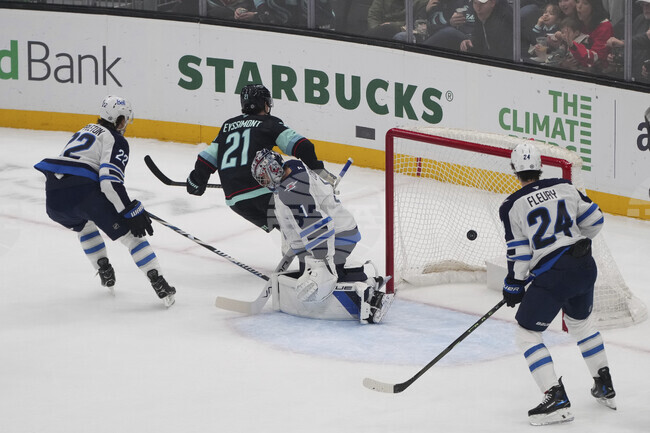 Уипинег оглави класирането в Националната хокейна лига след успех с продължения над Сиатъл