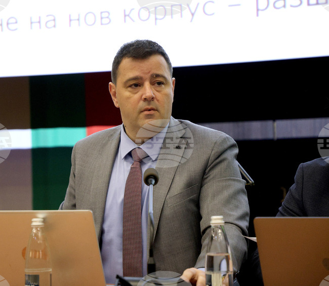 Община Варна планира да тегли дългосрочен заем за важни и приоритетни за града проекти, каза заместник-кметът по финансите Христо Рафаилов