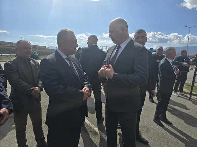 Най-сериозният поток от товарни автомобили преминава към Гърция, каза регионалният министър Иван Иванов при посещение в района на Сандански