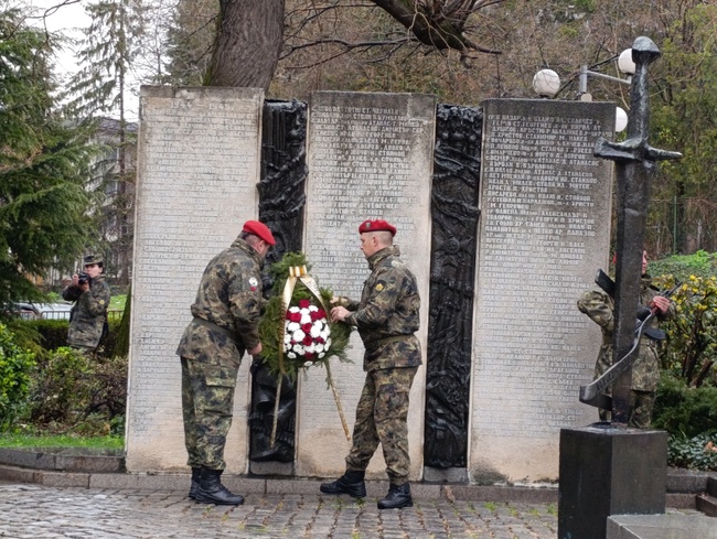 Община Шумен поднесе венци и цветя по повод 80 години от Дравската епопея