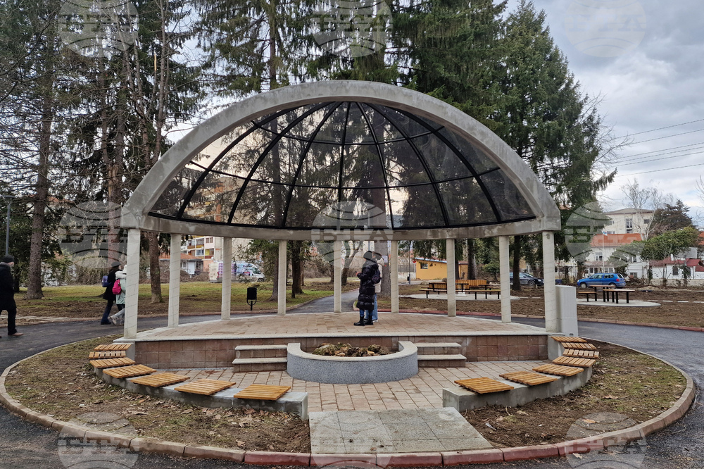Обновено е парковото пространство при Националното училище за приложни изкуства "Проф. Венко Колев" в Троян