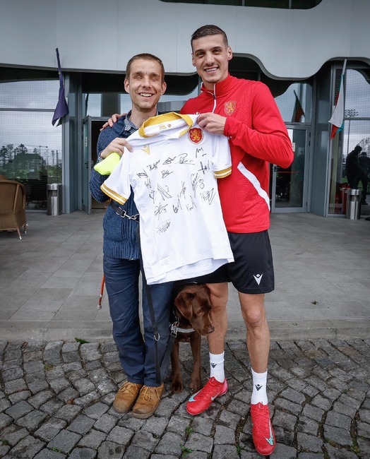 Националният отбор по футбол на България се включва в кампания за обучение на кучета-водачи