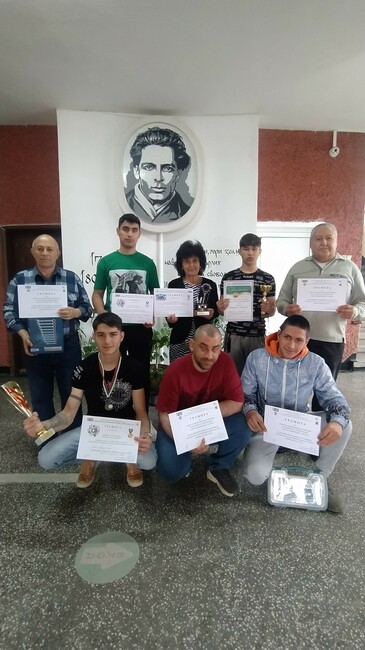 С купи, медали и грамоти от регионалните кръгове на Националните състезания по професионална подготовка се завърнаха и двата отбора на ПГТС „Христо Смирненски“- Разград