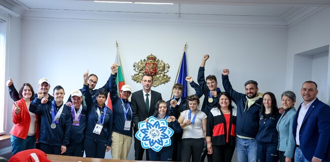 Министър Пешев награди участниците на Световните зимни игри на Спешъл Олимпикс