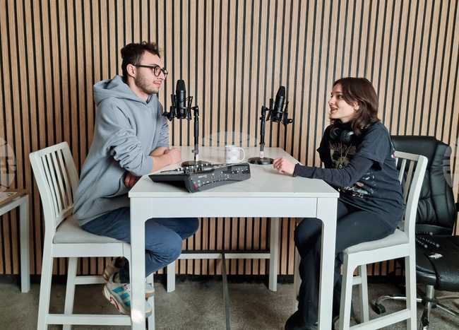 Медийното студио към Френската гимназия във Варна излъчва на живо патронния празник и други важни събития на училището 