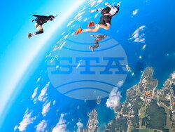 Шампионът по парашутизъм Иво Каракашев (дясно) в полет 