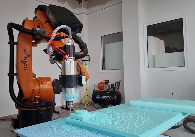 Закупена с евросредства роботизирана ръка помага за научни изследвания в Русенския университет