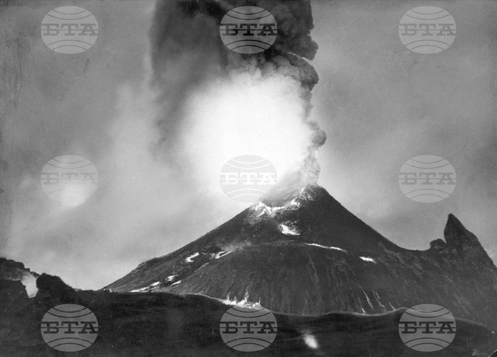 Война и природно бедствие: Последното изригване на Везувий започва на 18 март 1944 г. 