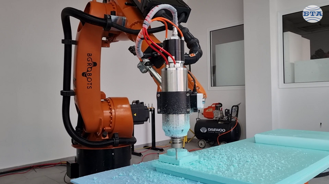 Закупена с евросредства роботизирана ръка помага за научни изследвания в Русенския университет