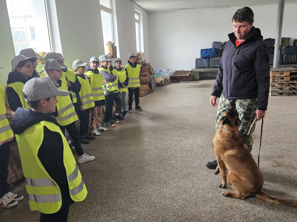 Ученици гостуваха в Школата за подготовка на водачи на служебни кучета в Берковица