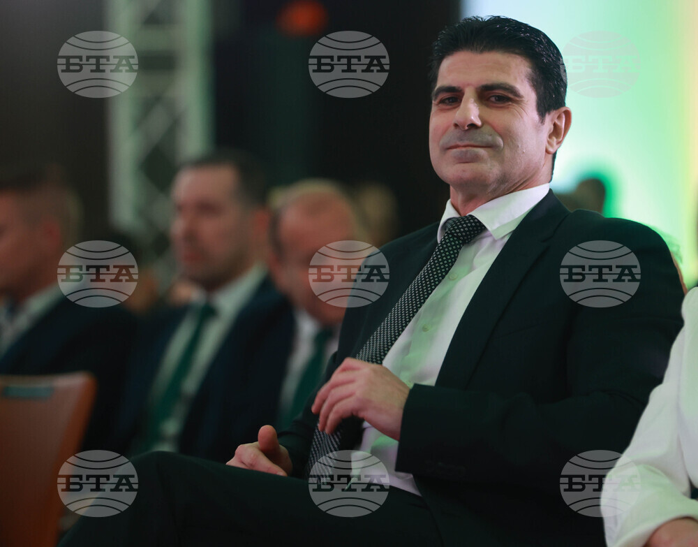 "Имаше гласуване дали Илиан Илиев да остане селекционер, като е на двете места той работи постоянно и се развива", обясни президентът на БФС Георги Иванов