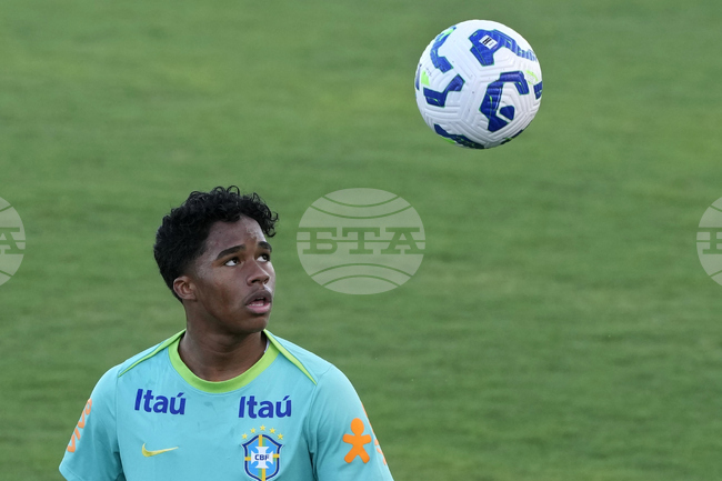 Селекционерът на националния тим по футбол на Бразилия Карло Анчелоти е посъветвал Ендрик да прецени кое е най-доброто за него