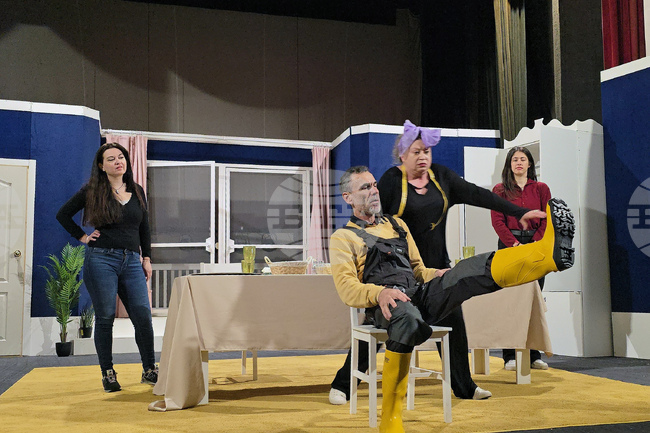 Ловешкият театър гостува днес в Гълъбово по повод 8 март, по покана на Общината