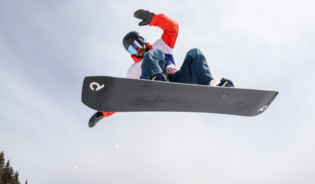 Атанас Сунков и Дея Тодорова спечелиха титлите в слоупстайла от Държавното първенство по свободни дисциплини в сноуборда