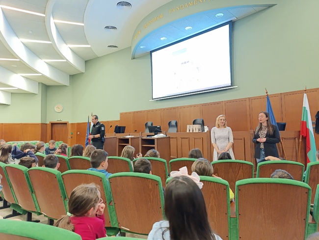 СРП: Ученици от 138-мо училище посетиха Софийски районен съд и Софийска районна прокуратура в Деня на отворените врати