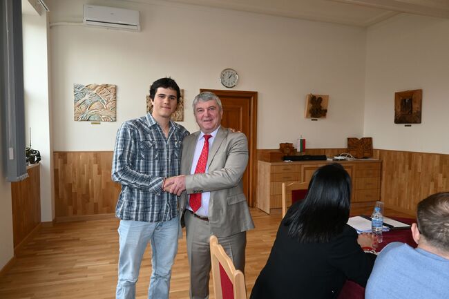 Академичният съвет на Лесотехническия университет награди световния шампион Тервел Замфиров 