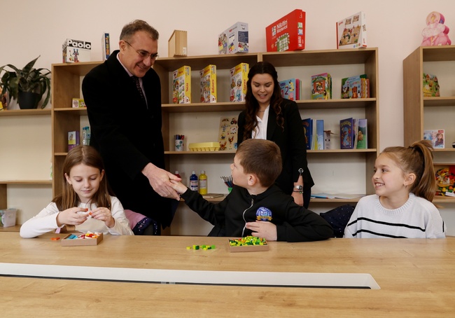 Деца от Центъра за социална рехабилитация и интеграция в с. Горна Малина посрещнаха министър Борислав Гуцанов в Световния ден на социалната работа