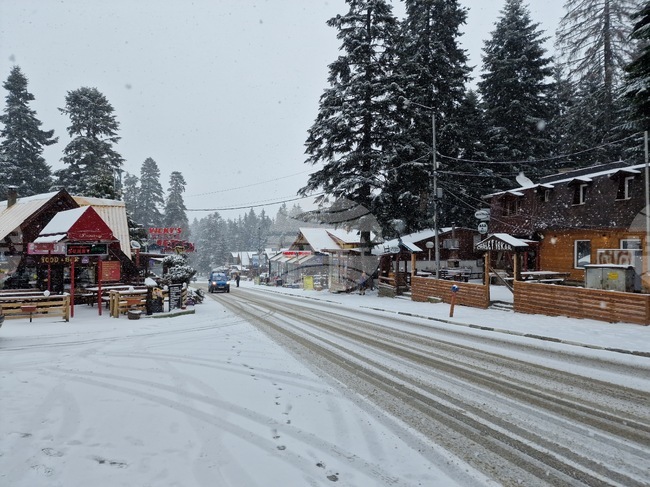 Сняг вали в зимните курорти Боровец и Мальовица
