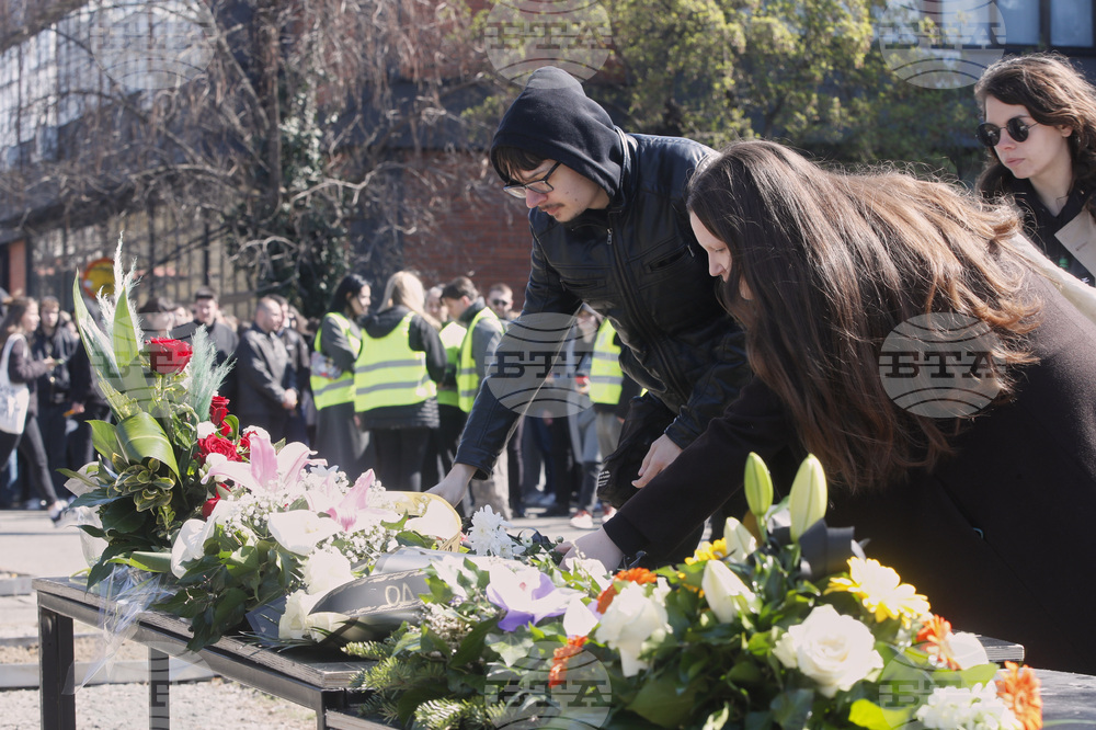 Жителите на Скопие и днес отдават почит на жертвите на смъртоносния пожар в Северна Македония 