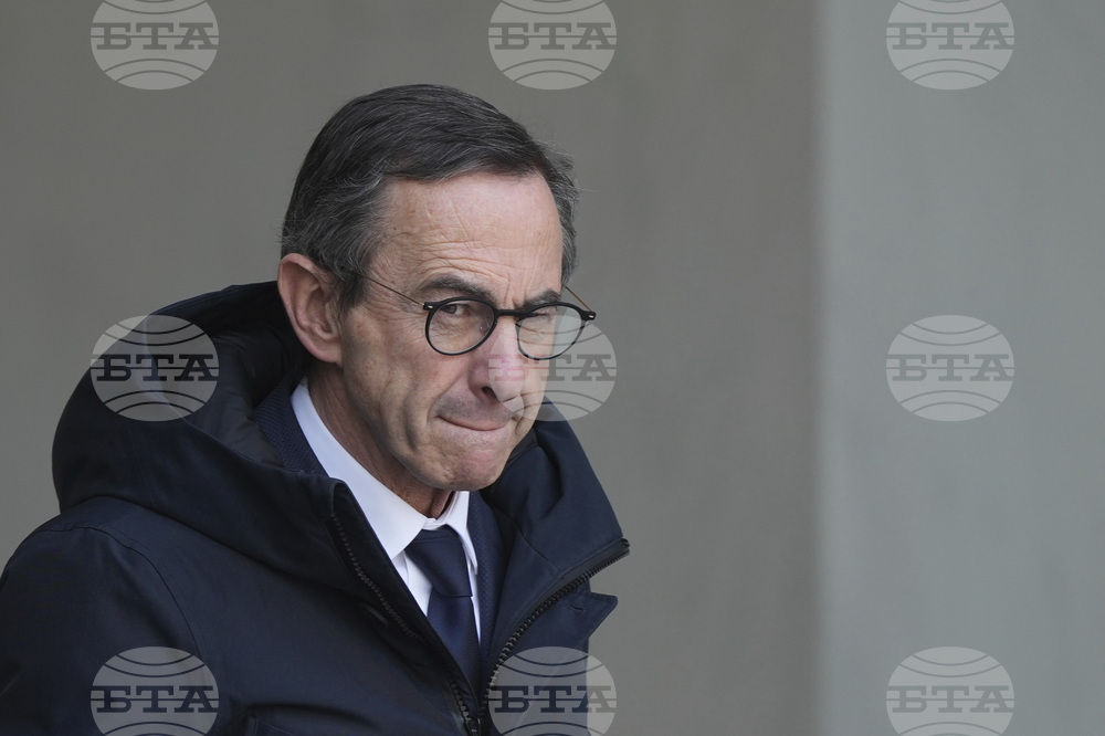 Брюно Рьотайо не иска да бъде в състава на новото правителство на Льокорню, а Льокорню не иска в кабинета му да има хора с амбиции за президент, съобщават френски медии