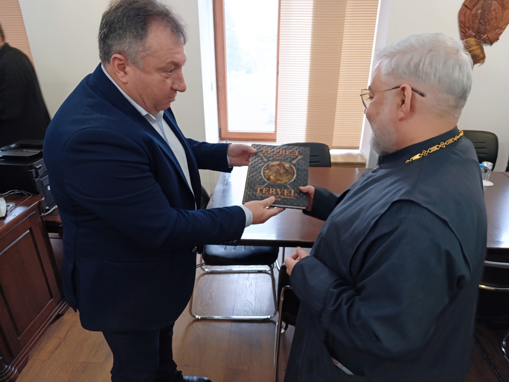 Община Шумен: Кметът проф. Христо Христов връчи плакет на Митрополит Киприан